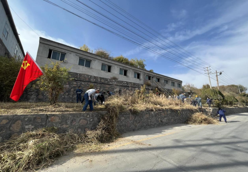 有工投黨員干部、團(tuán)員青年的耕耘那處便是公司最美麗的一角-----物產(chǎn)工投公司開展環(huán)境專項整治主題黨日、團(tuán)日活動