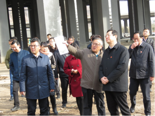省委常委、西寧市委書記王曉在青海省物產(chǎn)集團總公司黨委書記、總經(jīng)理王玉輝陪同下，深入青海物產(chǎn)朝陽物流園區(qū)。