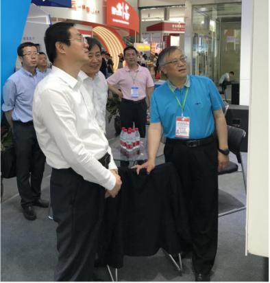 省委常委、西寧市委書記王曉蒞臨第十九屆青洽會青海物產(chǎn)展位參觀