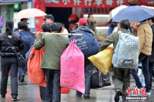 聚焦春節(jié)“恐歸族”：近鄉(xiāng)情怯，恐懼何來(lái)？(圖)